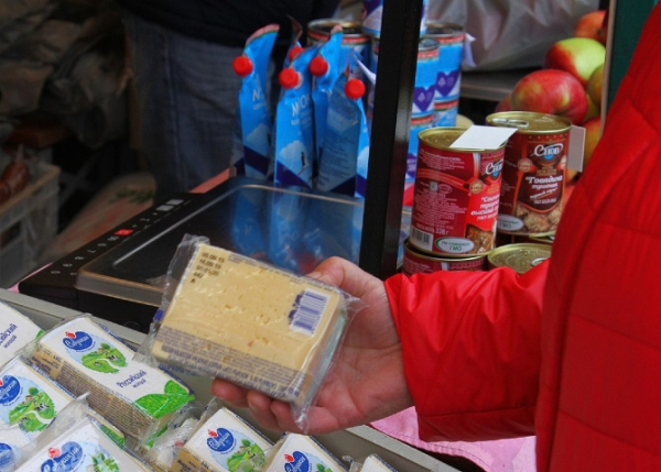 Огромная очередь за белорусской колбасой выстроилась на вокзале