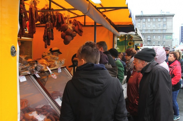 Огромная очередь за белорусской колбасой выстроилась на вокзале