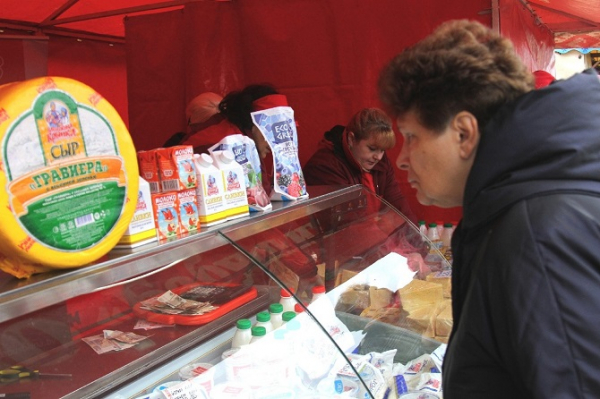 Огромная очередь за белорусской колбасой выстроилась на вокзале