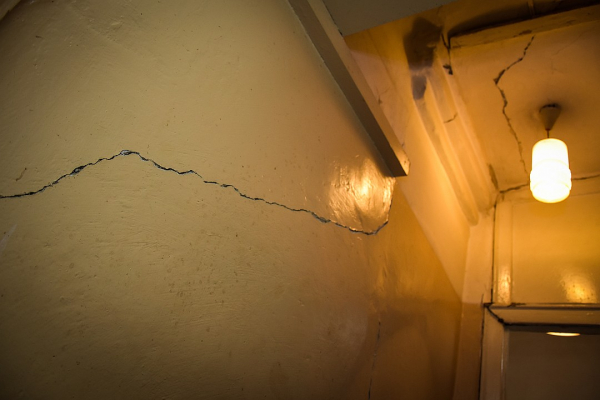 &laquo;У нас пол проваливается&raquo;: соседка снизу во время ремонта снесла полстены, теперь ей на голову могут упасть люди