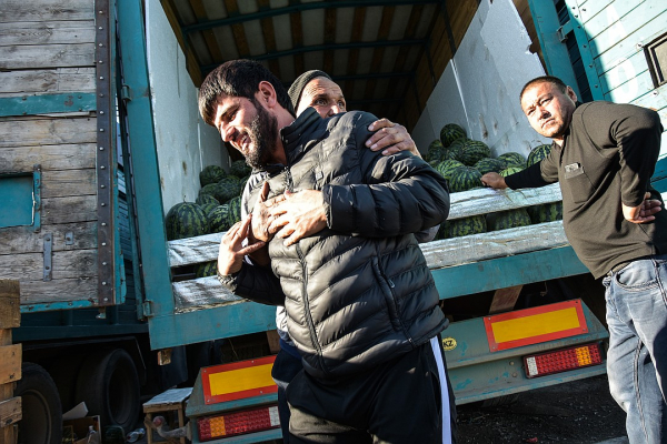 «Берут по 3 тысячи с каждого»: на рынке, где случилась перестрелка, рассказали о рэкете «Берут по 3 тысячи с каждого»: на рынке, где случилась перестрелка, рассказали о рэкете