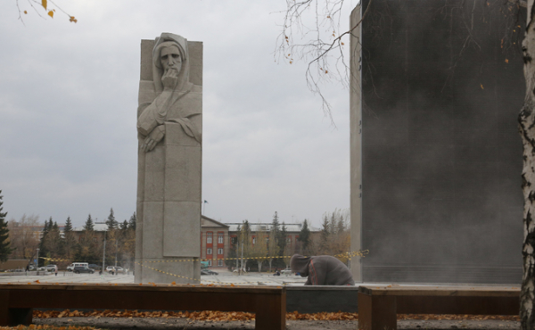 Губернатор поручил завершить укладку плитки до холодов на Монументе Славы