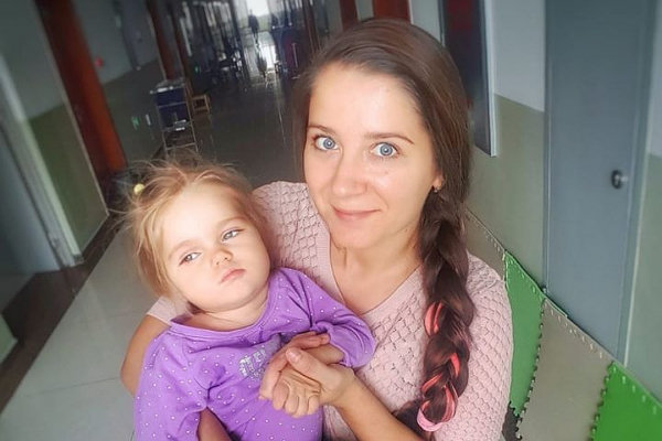 Девочка без эмоций: обычная гематома превратила здорового ребенка в инвалида