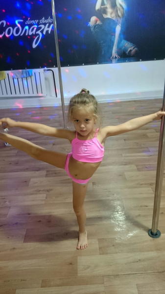 «Ты дочь на панель готовишь?»: первоклассницу и ее маму осудили за танцы на пилоне «Ты дочь на панель готовишь?»: первоклассницу и ее маму осудили за танцы на пилоне