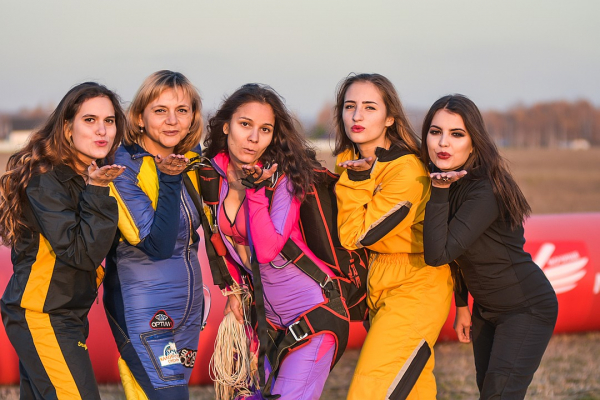 «Мы падаем на скорости 200 километров в час»: красотки-парашютистки рассказали про свои трюки «Мы падаем на скорости 200 километров в час»: красотки-парашютистки рассказали про свои трюки