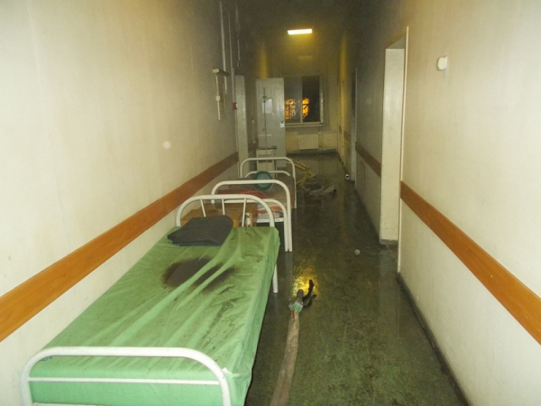 Горела только одна кровать: на пожаре в новосибирской больнице серьезно пострадал пациент