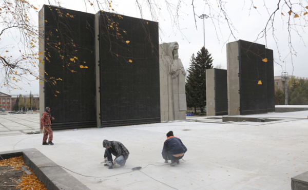 Губернатор поручил завершить укладку плитки до холодов на Монументе Славы