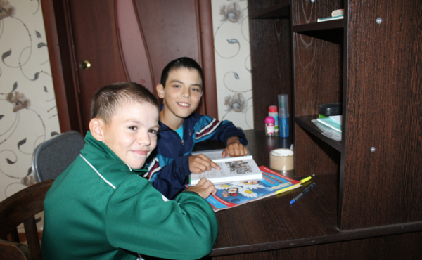 «Мама оставила нас в автобусе и вышла» – история братьев-двойняшек «Мама оставила нас в автобусе и вышла» – история братьев-двойняшек