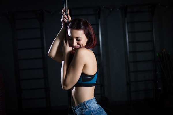 &laquo;Хочу попу, как футбольный мяч&raquo;: сибирячки, тягающие железо, показали свои мышцы