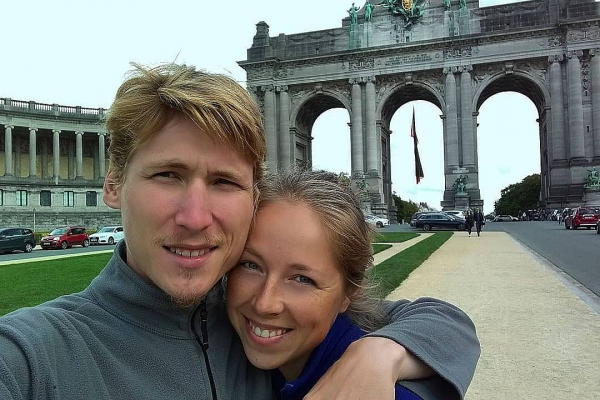 «Спим в палатках, прививки не нужны»: опеку просят проверить блогеров, которые увезли годовалую дочь в Африку