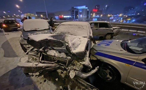 ДТП с участием 19 машин парализовало эстакаду Южной площади