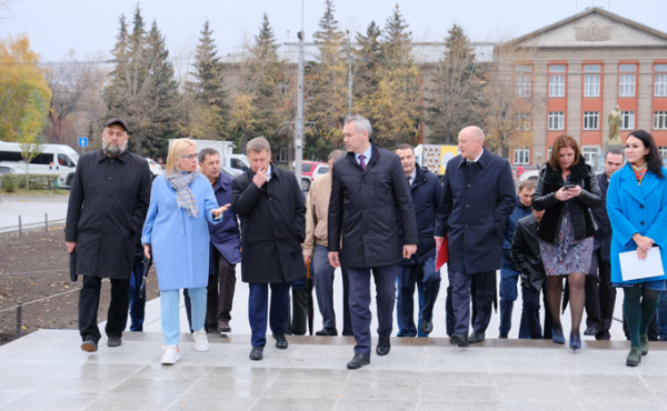 Губернатор поручил завершить укладку плитки до холодов на Монументе Славы