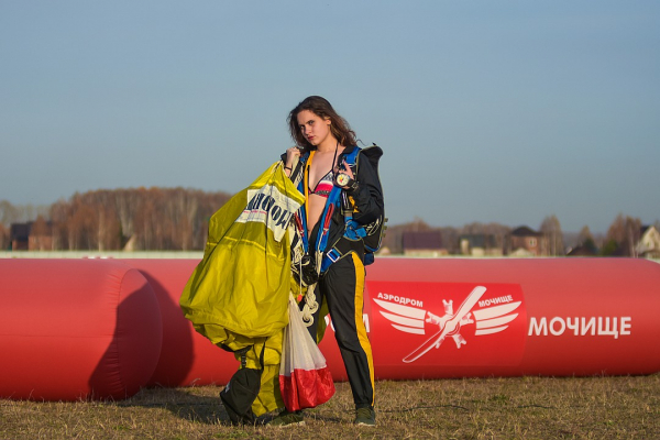 «Мы падаем на скорости 200 километров в час»: красотки-парашютистки рассказали про свои трюки «Мы падаем на скорости 200 километров в час»: красотки-парашютистки рассказали про свои трюки