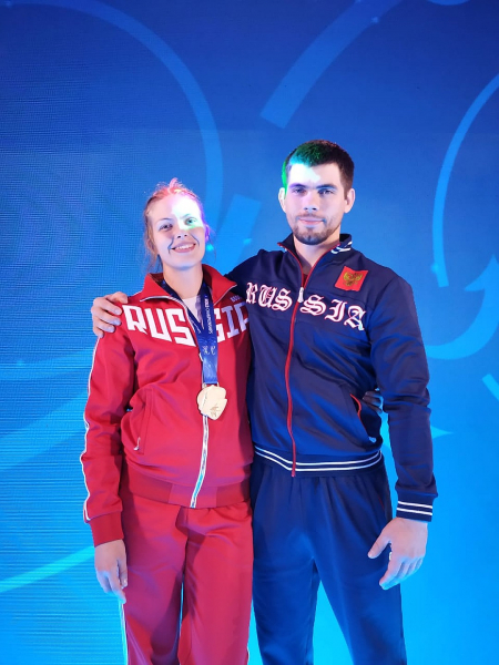 Чемпионка мира и ее муж-тренер опоздали на самолет из-за сломанного табло в Толмачево