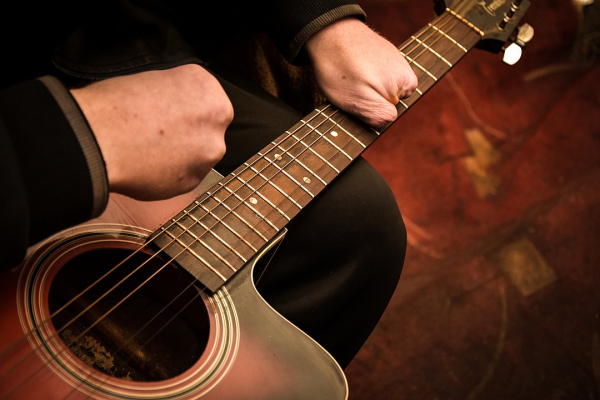 Трогательно до слез: сибиряк без пальцев научился играть на гитаре Трогательно до слез: сибиряк без пальцев научился играть на гитаре