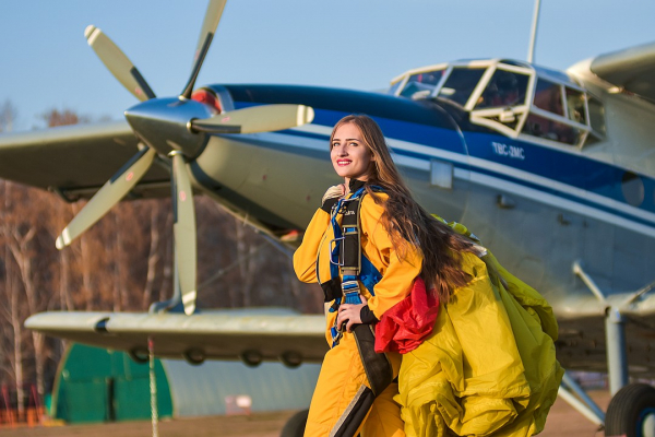 «Мы падаем на скорости 200 километров в час»: красотки-парашютистки рассказали про свои трюки «Мы падаем на скорости 200 километров в час»: красотки-парашютистки рассказали про свои трюки