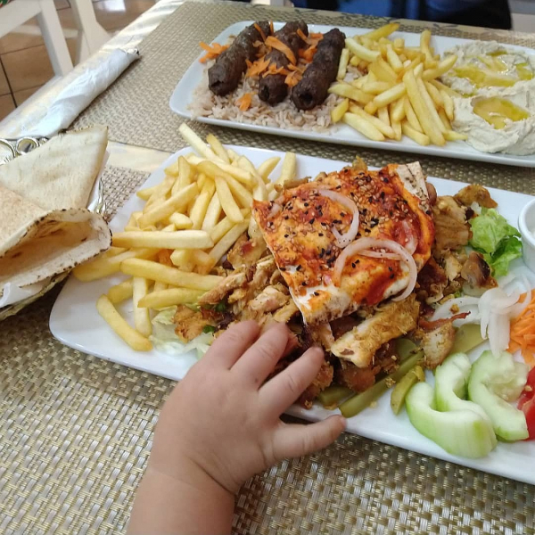 «Спим в палатках, прививки не нужны»: опеку просят проверить блогеров, которые увезли годовалую дочь в Африку