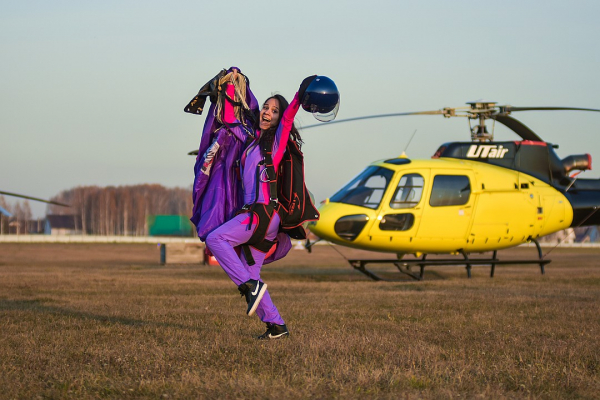 «Мы падаем на скорости 200 километров в час»: красотки-парашютистки рассказали про свои трюки «Мы падаем на скорости 200 километров в час»: красотки-парашютистки рассказали про свои трюки