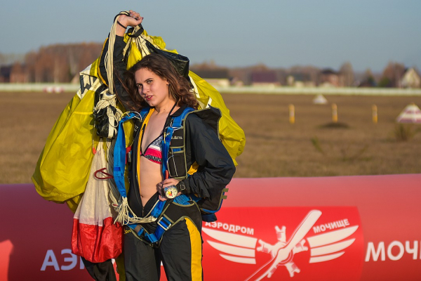 «Мы падаем на скорости 200 километров в час»: красотки-парашютистки рассказали про свои трюки «Мы падаем на скорости 200 километров в час»: красотки-парашютистки рассказали про свои трюки