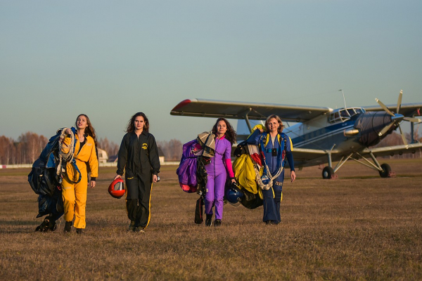 «Мы падаем на скорости 200 километров в час»: красотки-парашютистки рассказали про свои трюки «Мы падаем на скорости 200 километров в час»: красотки-парашютистки рассказали про свои трюки