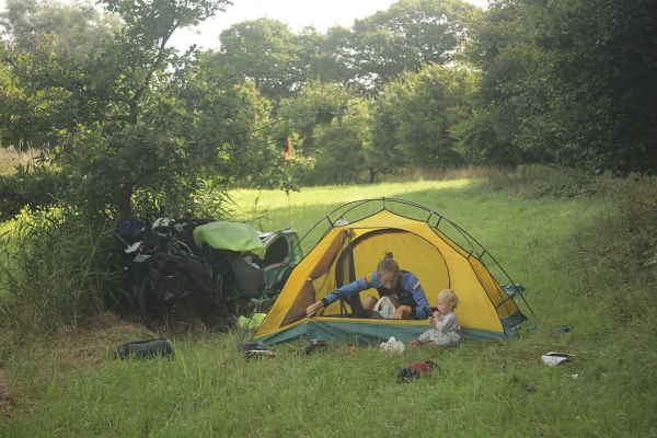 «Спим в палатках, прививки не нужны»: опеку просят проверить блогеров, которые увезли годовалую дочь в Африку