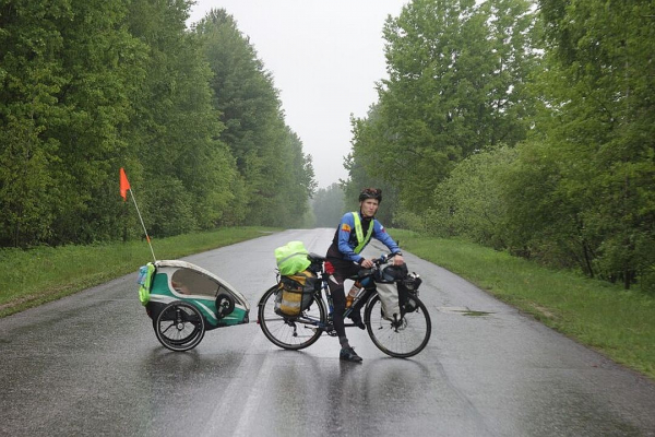 «Спим в палатках, прививки не нужны»: опеку просят проверить блогеров, которые увезли годовалую дочь в Африку