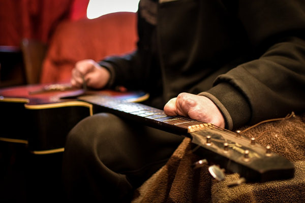 Трогательно до слез: сибиряк без пальцев научился играть на гитаре Трогательно до слез: сибиряк без пальцев научился играть на гитаре