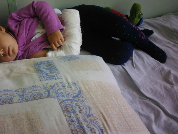 &laquo;Теперь мы в гипсе на месяц&raquo;: двухлетняя девочка покалечилась во время выступления бродячего цирка