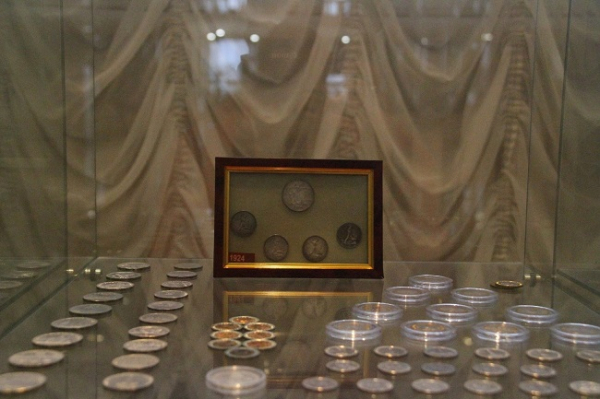 Миллиард наличкой и редчайшие монеты показали новосибирцам