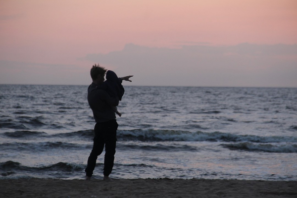 «Спим в палатках, прививки не нужны»: опеку просят проверить блогеров, которые увезли годовалую дочь в Африку