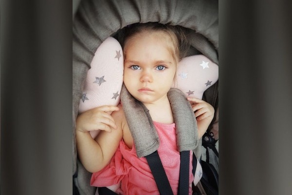 Девочка без эмоций: обычная гематома превратила здорового ребенка в инвалида