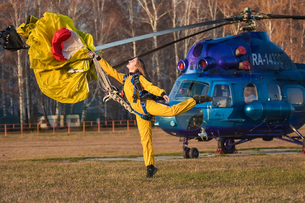 «Мы падаем на скорости 200 километров в час»: красотки-парашютистки рассказали про свои трюки «Мы падаем на скорости 200 километров в час»: красотки-парашютистки рассказали про свои трюки