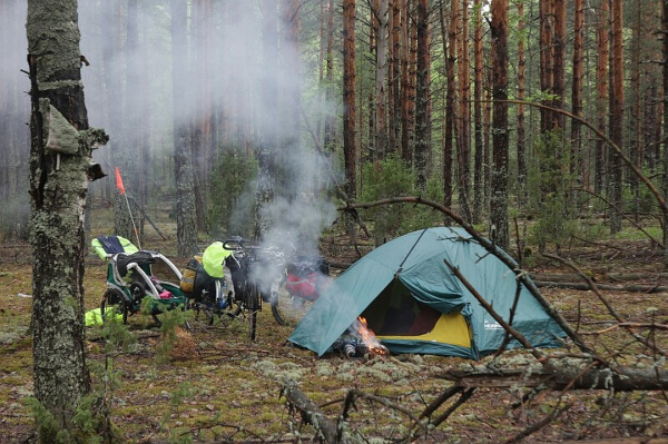 «Спим в палатках, прививки не нужны»: опеку просят проверить блогеров, которые увезли годовалую дочь в Африку