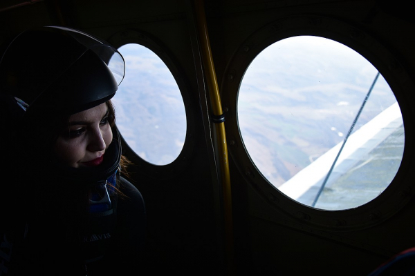 «Мы падаем на скорости 200 километров в час»: красотки-парашютистки рассказали про свои трюки «Мы падаем на скорости 200 километров в час»: красотки-парашютистки рассказали про свои трюки