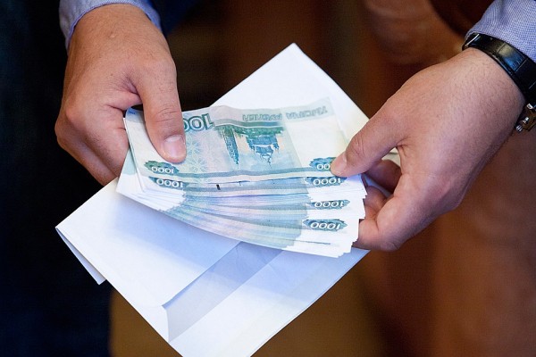 Слишком высокие налоги? Зачем мы соглашаемся на зарплаты в конвертах