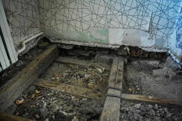 &laquo;У нас пол проваливается&raquo;: соседка снизу во время ремонта снесла полстены, теперь ей на голову могут упасть люди