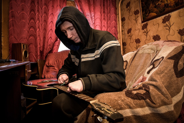 Трогательно до слез: сибиряк без пальцев научился играть на гитаре Трогательно до слез: сибиряк без пальцев научился играть на гитаре