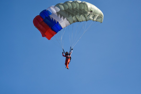 «Мы падаем на скорости 200 километров в час»: красотки-парашютистки рассказали про свои трюки «Мы падаем на скорости 200 километров в час»: красотки-парашютистки рассказали про свои трюки