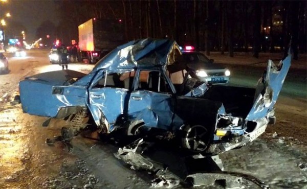 Водитель «шестерки» не пережил столкновения с двумя грузовиками