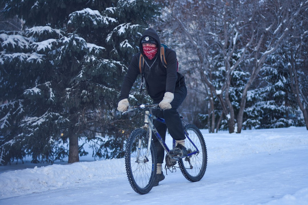 «Холодно, зато в пробках не стою»: сибиряк круглый год катается на велосипеде, даже в лютые морозы
