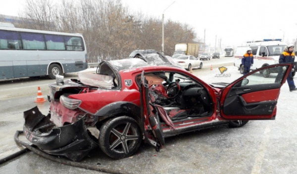 Новосибирца на спорткаре Mazda RX-8 расплющило в ДТП с фурой