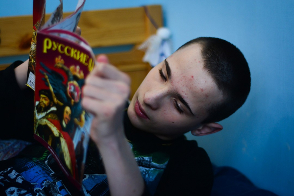 «Зачем ты их таких один за одним рожала»: откровения мамы тройняшек с ДЦП, у которой умер муж