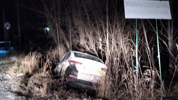 Под Новосибирском водители помогли вытащить машину такси из кювета 