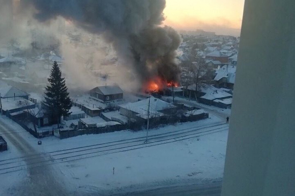 &laquo;Остались на снегу в трусах и тапочках&raquo;: после страшного пожара многодетная семья с тремя детьми лишилась всего