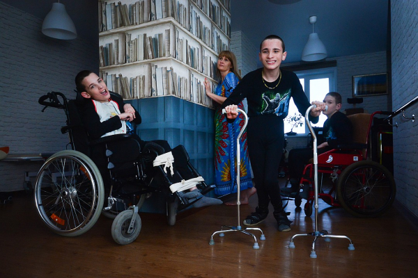 «Зачем ты их таких один за одним рожала»: откровения мамы тройняшек с ДЦП, у которой умер муж