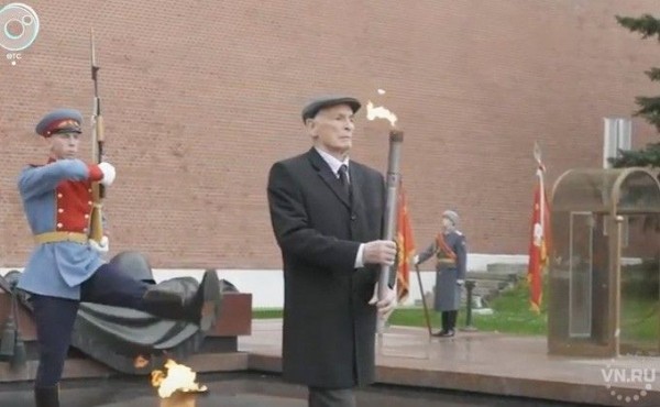 Василий Лановой зажег огонь для новосибирского Монумента Славы