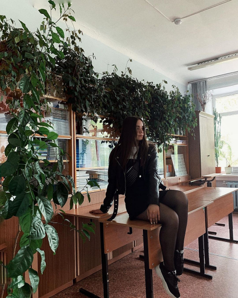 «Зачем мне образование?»: девушка ушла из школы и стала звездой Tik Tok - она зарабатывает по 150 тысяч рублей в месяц «Зачем мне образование?»: девушка ушла из школы и стала звездой Tik Tok - она зарабатывает по 150 тысяч рублей в месяц