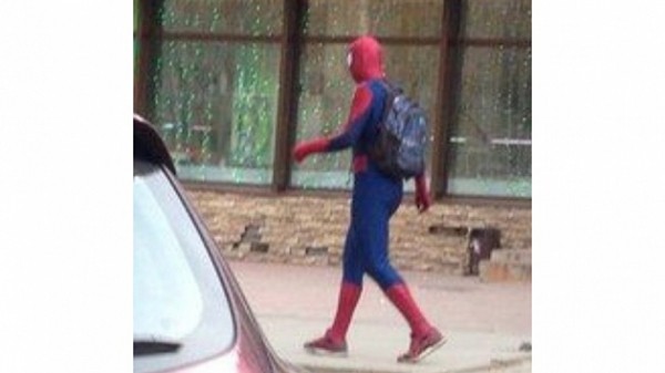 Супергерой возле метро &laquo;Золотая Нива&raquo; повеселил новосибирцев