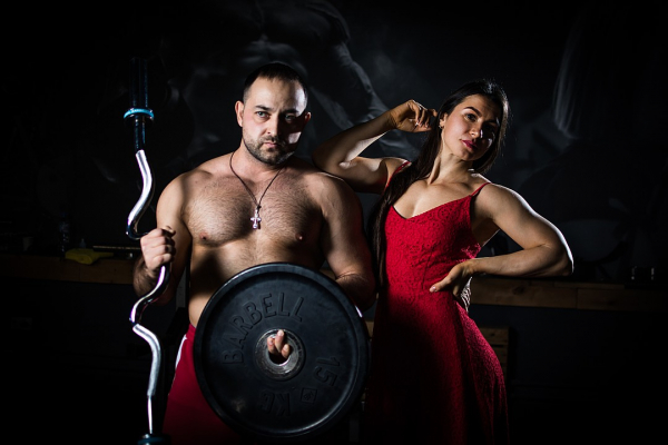 «Подруга, ты монстр»: миниатюрная брюнетка подняла вес в три раза больше своего «Подруга, ты монстр»: миниатюрная брюнетка подняла вес в три раза больше своего