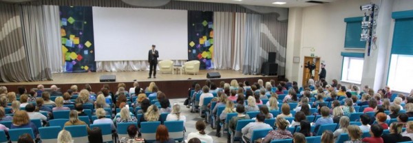 Известный академик Амонашвили учит любви новосибирских педагогов